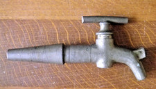 Ancien robinet en métal breveté de barils de vin, tonneau ou fûts