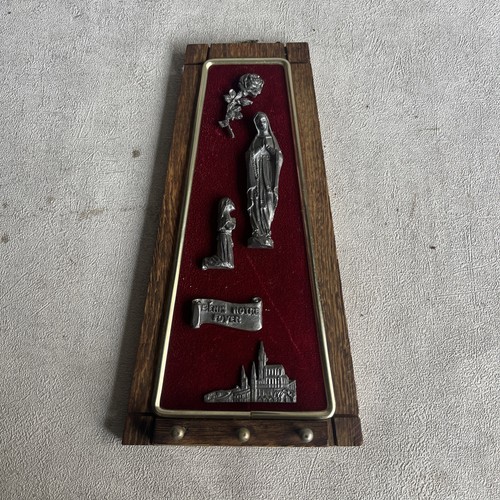 Plaque murale représentant - , la