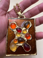 Collier avec un grand pendentif signé DOLCE VITA