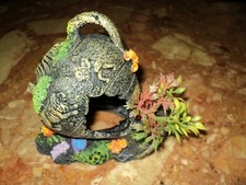 décor d'aquarium jarre avec petite plante