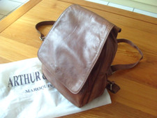 PETIT SAC A DOS EN CUIR MARRON MARQUE ARTHUR  et ASTON
