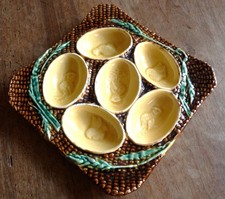 Plat à œuf mimosa ancien en barbotine de Longchamp signé numéroté décor poussins