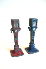 DINKY TOYS ANCIEN  2 POMPES À ESSENCE  MÉTAL Ht 5,5 cm ÉTAT DE JEU  années 50/60