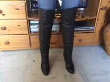 Cuissardes en cuir noir pointure grand 38, petit 39 très bon état.