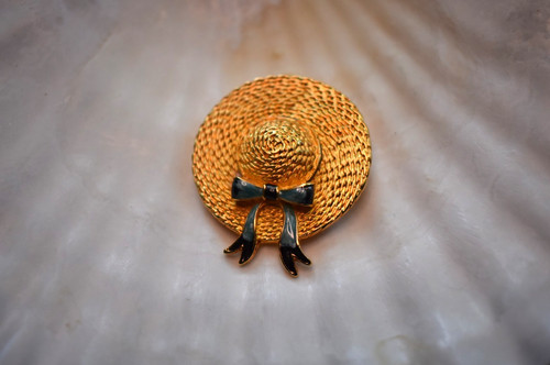 Gold tone bonnet museum - gold,