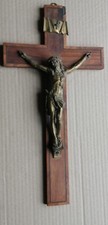 UN ANCIEN CHRIST EN CROIX -