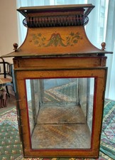 Ancienne lanterne, motif décoré â la main.