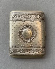 Etui à cigarettes en métal