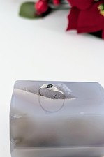 Bague en or blanc centrée