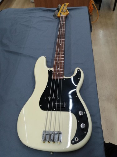 Guitare basse électrique