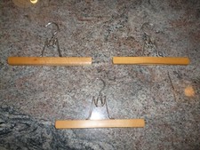 LOT DE 3 CINTRES EN BOIS POUR PANTALONS / JUPES 25 CM BON ETAT