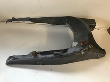 UN CACHE PLASTIQUE CARENAGE DE BRAS OSCILLANT MOTO HONDA 125 NSR JC22