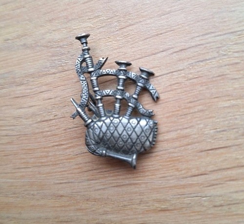 Broche métal blanc biniou - en,