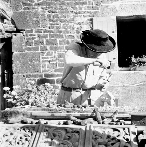 Guimiliau 1950 sculpteur - guimiliau,