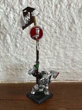 Warhammer - Orcs & Gobelins - ORC NOIR PORTE-ÉTENDARD - En Métal et Peint