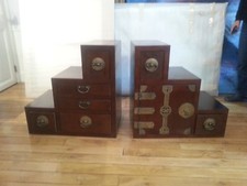 paire de meubles escaliers/commode double face oriental en bois massif. 65x65x40