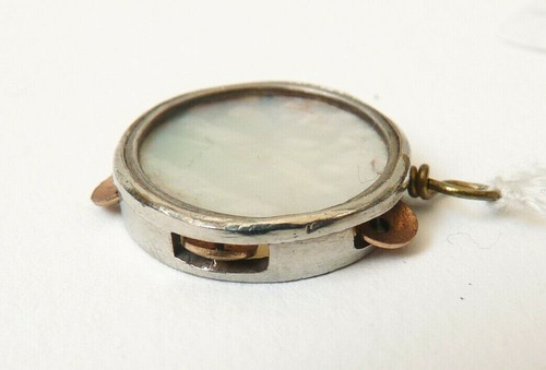 Petit pendentif forme de - petit,