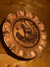 Grande assiette décorative murale, en cuivre repoussé, décor chamoix