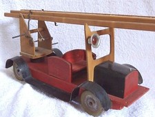 Ancien jouet camion pompier bois tôle échelles gyrophare Années 1920 L: 40 cm