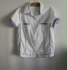 Blouse blanche et bleue en
