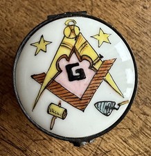 Piliulier maçonnique en porcelaine blanche 