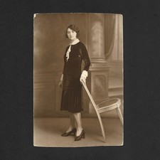 Femme élégante chaise