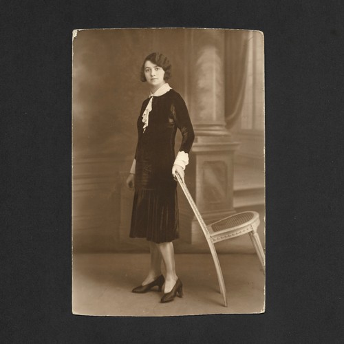 Femme élégante chaise