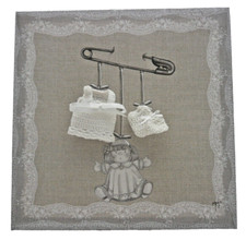 tableau déco toile taupe motif  épingle à nourrice poupée vetements 29 x 29 cm