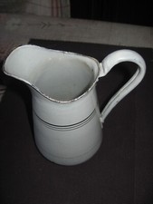 ancien broc émaillé