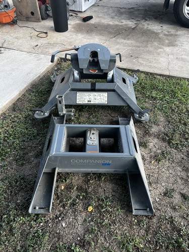 5th wheel hitch companion - bw,