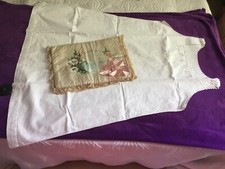 Ancienne pochette À Lingerie En Soie Peinte Avec Sa Chemise De Nuit