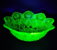 Ouraline ancien saladier en verre pressé moulé décor étoiles