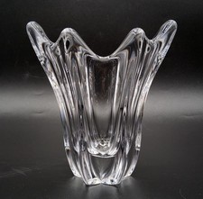 Petit vase cristal blanc soufflé de forme libre signé Daum France Design XXème
