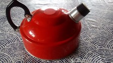 Ancienne bouilloire  des années 70 couleur rouge poignée bakélite en bon état