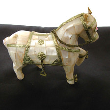 cheval en plaquettes de nacre et laiton