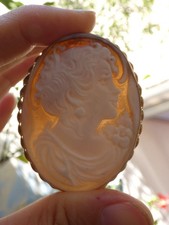 Beau  et ancien / vintage bijou 2 en 1: Broche/ pendentif camée coquillage camé