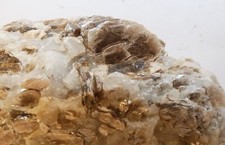 Cristaux de Mica dans Pegmatite 8.5x5.5cm mineraux collection pierre rare soin