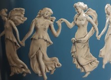 Ancienne boîte ronde métal bleu 'confiserie' motifs reliefs déesses grecques