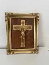 Cadre religieux crucifix doré.