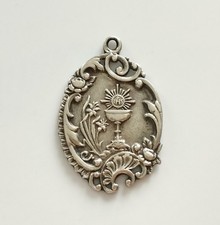mama-estelle Ancienne Belle Médaille CALICE Communion en Argent Ciselé