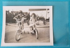 Photo photographie SNAPSHOT vers 1960 2 enfants sur  tricycle et vélo