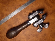 Étau À Main en fer ancien  Poignée En Bois