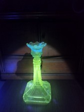 ​🕯️ Candélabre/Bougeoir Ancien en Verre Pressé au Manganese