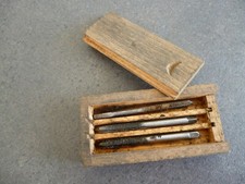 retro-collection-ancien taraud - outil mèche en métal/acier dans coffret en bois