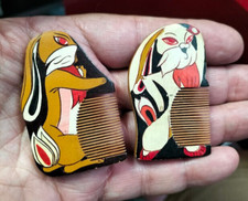 LOT DE 2 PEIGNES A MOUSTACHE EN BOIS.