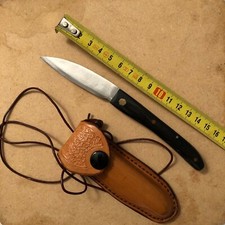 Couteau pliant et étui de cou en cuir