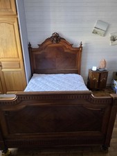 Chambre Ancienne,Lit Double, Chevet Avec Marbre, Une Armoire(Glace Au Mercure)