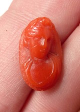 Petit camée en corail femme