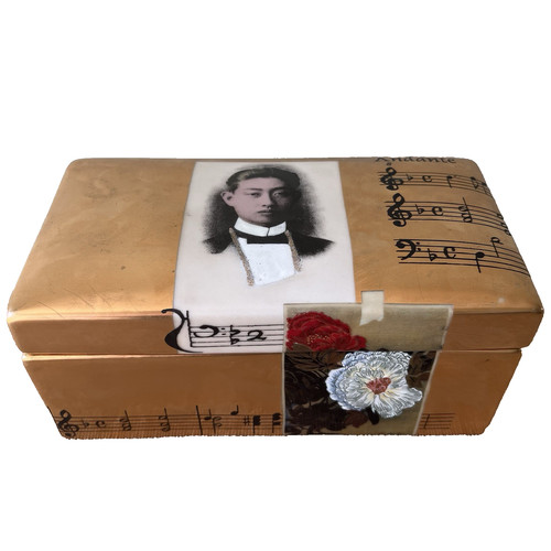 Boite porcelaine signée