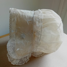 Ancienne Coiffe, bonnet enfant en tulle  écru brodé